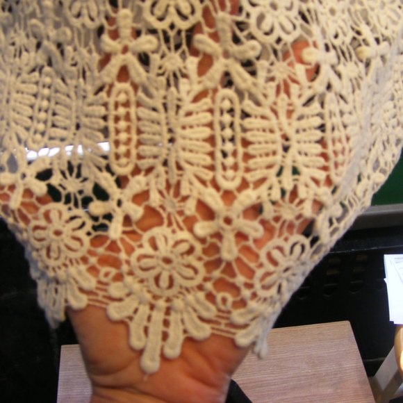 Forever 21 White Lace Top Size Small EUC - Picture 6 of 7